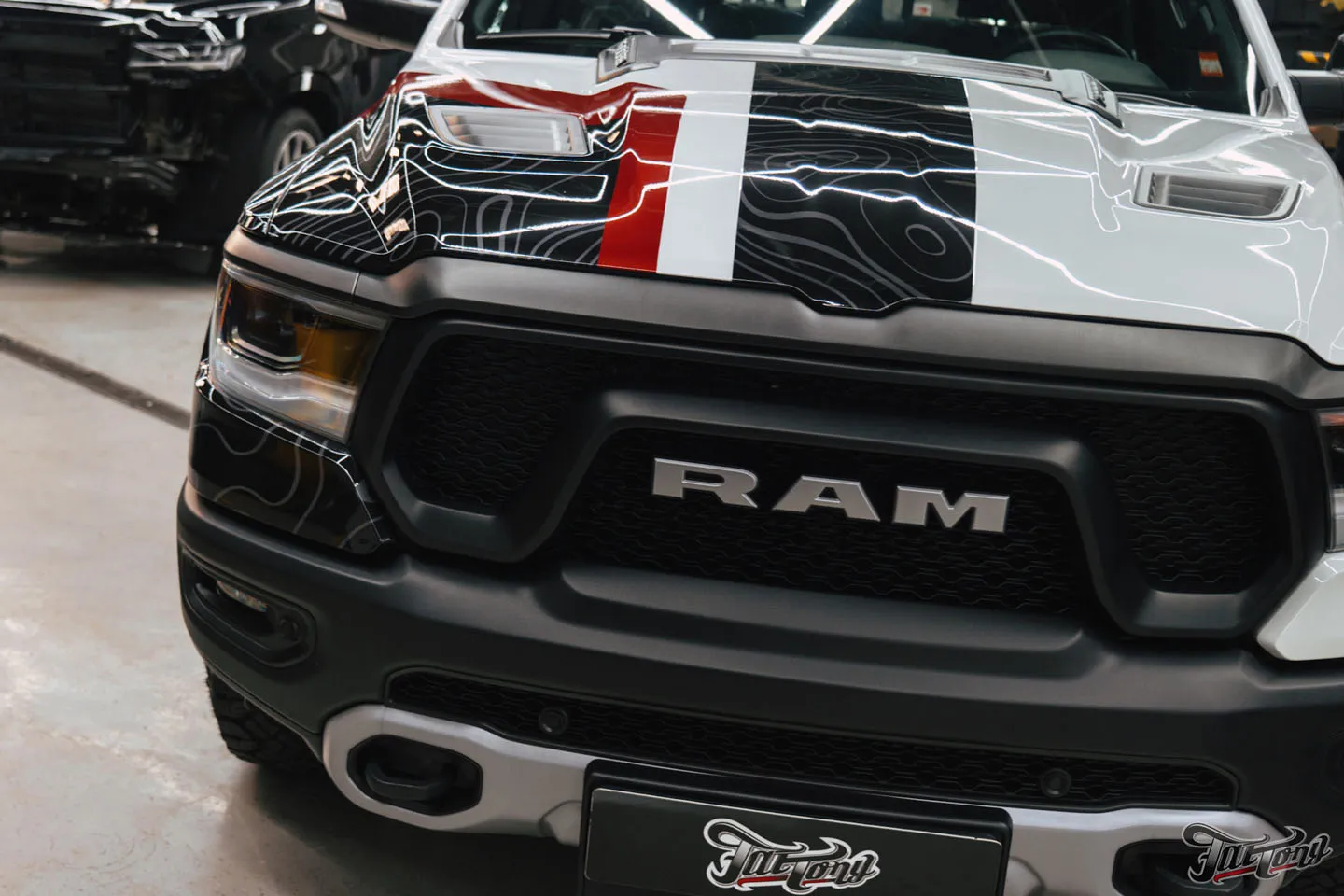 Разработали дизайн для RAM 1500 Rebel и оклеили его в винилографию и полиуретан!